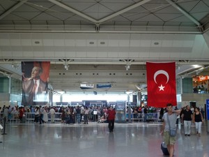 Взрывы в аэропорту Стамбула: 36 погибли, более 100 ранены