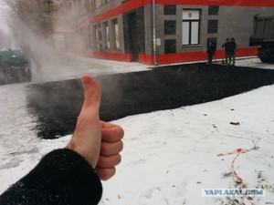 Асфальт поверх снега уложили рабочие на улице Пушкинской во Владивостоке