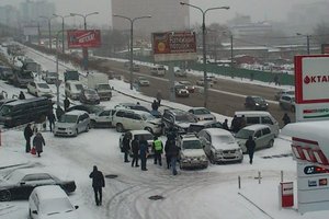 Автомобиль провалился под лед, автобус врезался в грузовик, таксист въехал в скорую — 545 ДТП зафиксировано во Владивостоке за неделю