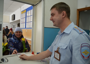 На дороги Приморья вышли "Цветочные патрули" ГИБДД