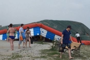 Во Владивостоке перевернулся батут с детьми