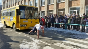 Владивостокский силач Иван Савкин отбуксировал автобус с детьми