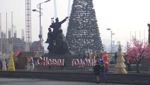 Ежедневно сотни горожан спешат  на Центральную площадь Владивостока (ФОТО)