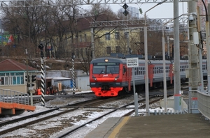 Во Владивостоке под колесами поезда погиб молодой человек