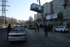 Во Владивостоке избавляются от незаконных киосков автострахования