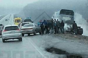 Фура загорелась на федеральной трассе в Приморье: водитель погиб под прицепом