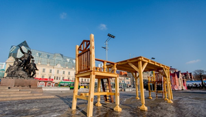 На центральной площади Владивостока появилась мебель для великанов