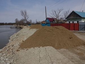 Размытый берег реки Уссури укрепляют в Лесозаводске