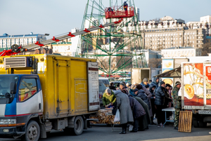 Последняя в этом году ярмарка во Владивостоке проходит под новогодней елкой