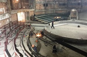 В сердце Владивостокского цирка – зрительном зале – приступили к установке деталей ярусов под кресла.