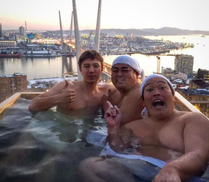 Японские комики прокатились по Владивостоку в передвижной ванне