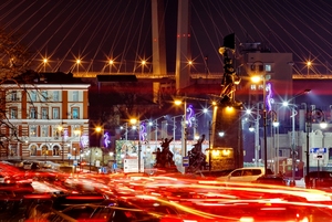 На улицах Владивостока включили новогоднюю иллюминацию