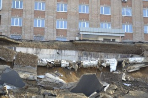 Стало известно, из-за чего провалилась дорога в центре Владивостока