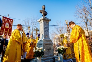 Памятник Николаю II открыли во Владивостоке