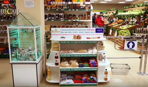 Полка с бесплатными продуктами появилась в одном из магазинов в центре Владивостока