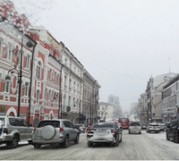 Глыба льда упала на женщину в центре Владивостока