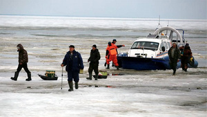 26 рыбаков чуть не ушли под воду на Сахалине