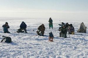 Сотни рыбаков вышли на едва замерзший лед во Владивостоке