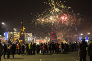 Владивосток встретил Новый 2017 год салютами и массовыми гуляниями