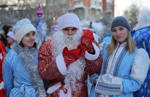 Деды Морозы и другие сказочные герои прошествовали по Владивостоку