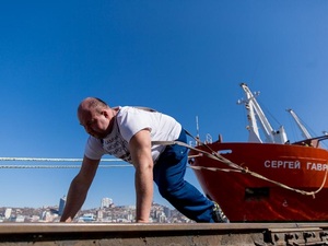 Силач из Владивостока побил мировой рекорд, сдвинув теплоход массой 11 тысяч тонн