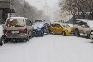 Снегопад в Приморье: массовые аварии, пьяные водители, летние шины