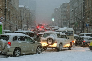 Женщина чуть не родила в пробке во время снежного циклона во Владивостоке