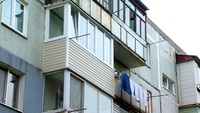 Трёхлетний малыш выжил после падения из окна квартиры в Приморье