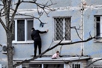 Двухлетний малыш выпал из окна во Владивостоке